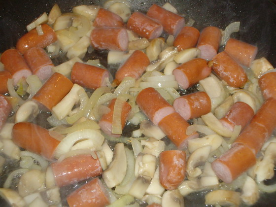 Приготовление грибов с сосисками